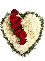 Inimă funerară din garoafe și trandafiri