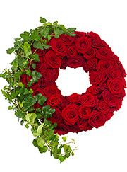 Coroană funerară cu iederă și trandafiri roșii