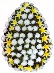 Coroană din crizanteme albe și crini galbeni